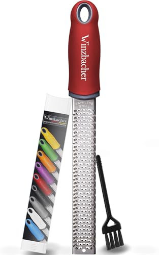Winzbacher – Rallador para Queso, Limón, Nuez Moscada, Jengibre y Más | Cuchilla de Acero Inoxidable Afilada | Apto para Lavavajillas | Incluye Cepillo de Limpieza (Cherry Red | Rojo)