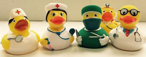4 Krankenhaus Mediziner Quietscheenten ? UVP: 23,96 ? ? Arzt ? Chirurg ? Krankenschwester - Enten - 4erSet - bestehend aus 4 Quietsche-Enten - Badeenten - ca. 8 cm gross