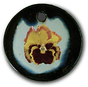 Schöner Keramik-Anhänger „Stiefmütterchen“ in braun-blau-grün marmoriert; Schmuck Kette Kettenanhänger Geschenk Kunsthandwerk Keramik rund Talisman Halskette Aufmerksamkeit Mitbringsel individuell