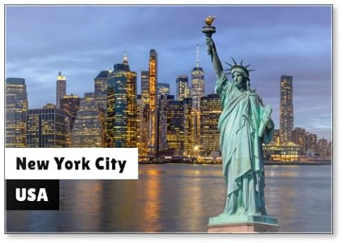 Kühlschrankmagnet, Motiv: Freiheitsstatue über der Szene von New York, mit Brooklyn Bridge neben dem East River at The Twilight Time, Architektur und Gebäude mit Tourist, USA, Kühlschrankmagnet