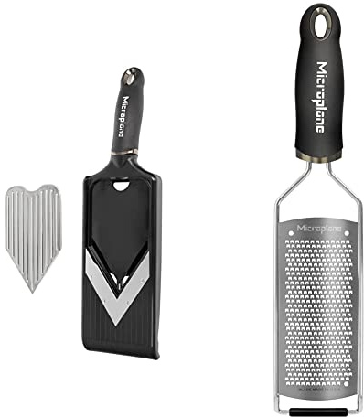 Microplane Verstellbarer Gemüsehobel mit V-Klinge und Julienneklingen-Einsatz mit Edelstahlklingen inkl. Fingerschutz & Küchenreibe Fein für Hartkäse, Zitrusfrüchte, Knoblauch