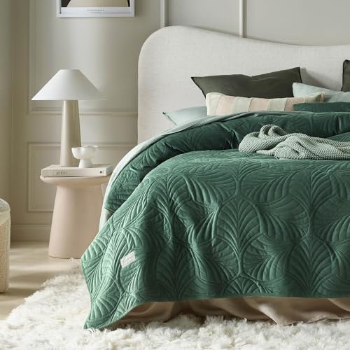 ROOM99 Feel Élégant Dessus de lit Moderne 200 x 220 cm 2 Personnes matelassé idéal comme jeté de canapé ou Couvre-lit Velours Velvet Vert foncé