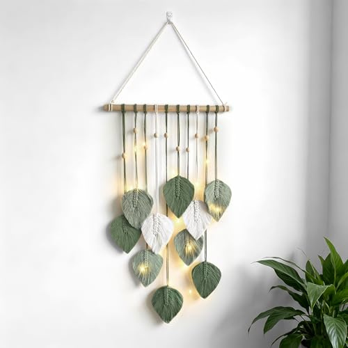 IHONYI Makramee Wandbehang – Boho Deko Wanddeko – Girlande mit 3M LED + Kamm, kombiniert mit Holzperlen und Grünen Blättern. Ideal für Schlafzimmer, Wohnzimmer, Kinderzimmer und Wohnwagen.