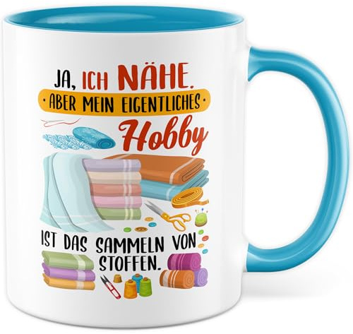 Nähen Tasse mit Spruch - Geschenk Ja Ich nähe, doch mein eigentliches Hobby ist Stoffsammeln - Kaffeetasse aus Keramik 330ml - Hobby Näherin Nähmaschine Witztasse Kaffee-Becher