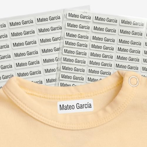 SticTag® 100 Etiquetas Personalizadas para Ropa con Nombre - Marcador termoadhesivo infantil para niños, vuelta al cole, guardería - Etiquetas para tela, tejidos, camisetas, abrigos