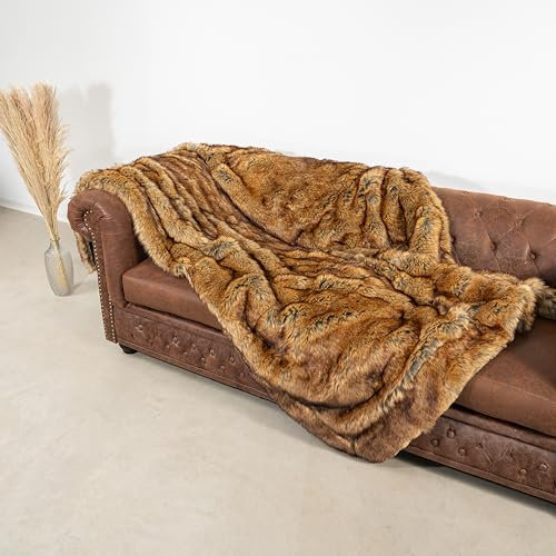 Quantum Interior by Maxland Luxuriöse Kunstfelldecke in 2 Größen Kuscheldecke in 2 Farben Sofadecke in Felloptik Pelzdecke Rustikale Wendedecke XXL Bettüberwurf oder Tagesdecke (Rotbraun, 220x240 cm)