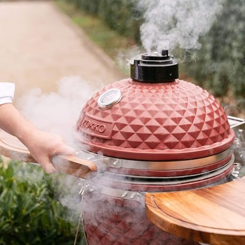 Kamado Kokko 18 - Nouvelle édition 18 = taille standard (46 cm x 69 cm) Bon compromis entre sa taille et sa rapidité d’allumage Diamètre de la grille : 37 cm Rouge oxyde Avec chariot