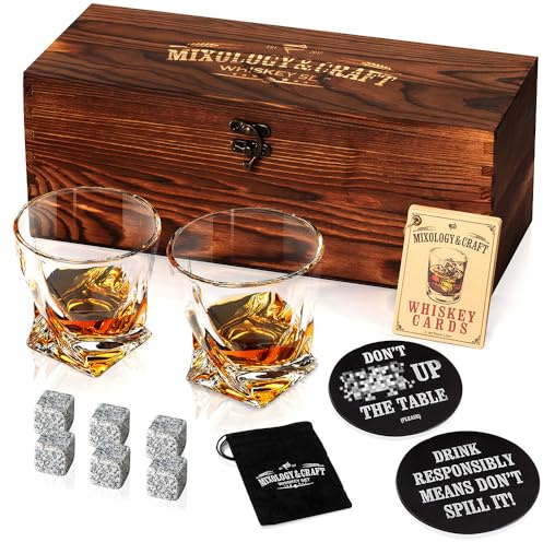 Mixology & Craft Whisky Gläser Geschenkset für Männer & Frauen - 2 Whiskey Gläser, 6 Whisky Steine, 2 Untersetzer mit lustigen Sprüchen & Rezeptkarten in Deko Geschenkbox aus Holz - Bar Zubehör