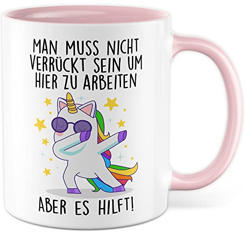 Tasse Büro Geschenk, Man muss nicht verrückt sein um hier zu arbeiten - Aber es hilft Geschenkidee Kollegen Kaffeetasse mit Spruch lustig Kaffee-Becher Willkommen Kollegin Arbeit (Weiß/Rosa)