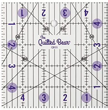 The Quilted Bear Transparentes Patchwork-Lineal – rutschfestes Design, Lineal zum Nähen, Quilten, Patchwork, robustes Acryl mit 30 45 60 Grad Winkeln, klare Linien (5 x 5)