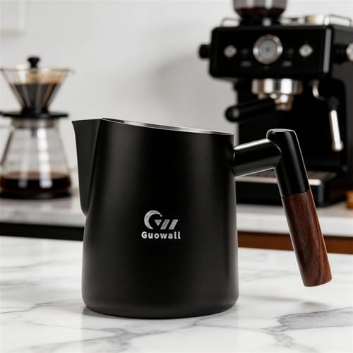 Guowall Milchschäumkännchen 420ml (14oz) Edelstahl, Schwarz mit Holzgriff, Milchkännchen für Latte Art, Cappuccino, Für Barista Zuhause & Café