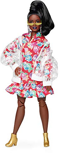 Barbie GHT94 BMR 1959 Streetwear Signature bewegliche Puppe brünett, mit transparenter Bomberjacke und Kapuzenkleid, inkl. Accessoires und Puppenständer