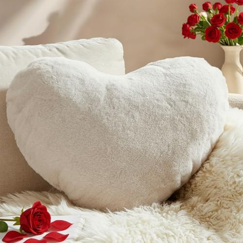 Yhoelata Valentinstag Herzkissen, Hellbeige Herzform Kissen Kuschelkissen, Love Zierkissen Aesthetic, Plüsch Kissen für Wohnzimmer Sofa Kind Schlafzimmer Bett, Geschenk 37x47 cm
