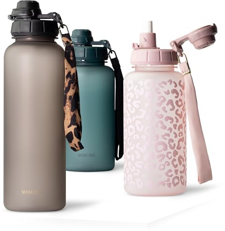 MAMEIDO Trinkflasche mit Strohhalm 1,5 l (Urban Taupe) | auslaufsicher, BPA-frei mit 2-in-1-Sportdeckel, Strohhalm & Trageschlaufe, Wasserflasche mit Zeitmarkierung für Sport, Schule