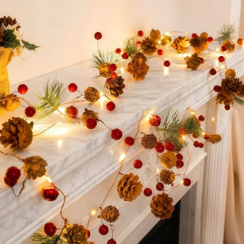 Guirlande de Noël à LED 2M,20 Lumières avec Pommes de Pin, Feuillage,Baies Rouges et Cloches,Guirlande Lumineuse à Piles,Intérieur Extérieur,Mode Fixe et Clignotant, Déco Fête Noël