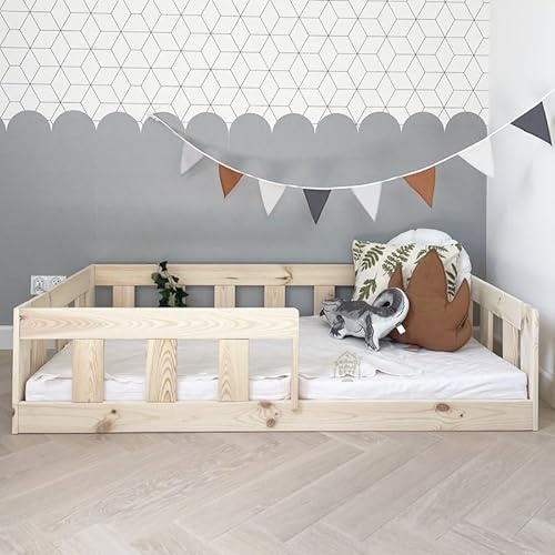 Skandi Hausbett Bodenbett 80x180 mit Rausfallschutz Naturholz - Bajo - Kinderbett 80x180 Kiefer Massiv - Stabiles Rausfallschutz Bett für Kinderzimmer - Gemütlich Rausfallschutz Bodenbett