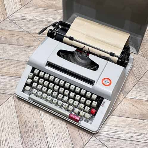 Machine à écrire vintage - Parfaite pour écrire des romans partout, machine à écrire manuelle rétro en rouge-noir avec clavier anglais, idéale pour les écrivains aventureux dans la jungle
