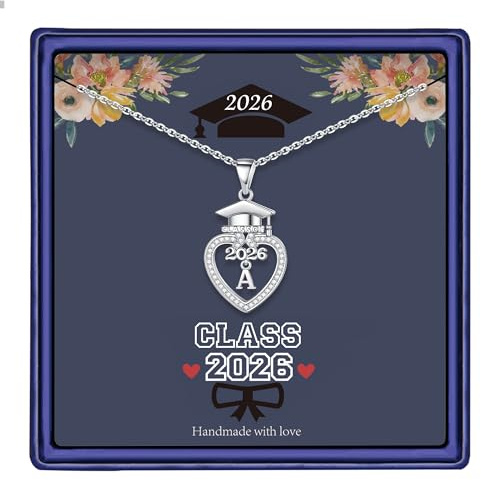 Turandoss Cadeau de remise de diplôme 2026 pour elle – Collier en argent avec pendentif en forme de chapeau de célibataire en forme de cœur pour femme – Collier avec pendentif en forme de lettre de A