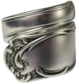 Ein Besteckschmuck-Ring, etwa der Größe 62 (19,8 mm), hergestellt aus einem Besteckteil.