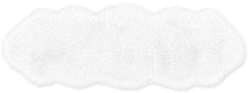 Teppich Wölkchen – Flauschiger Hochflor-Teppich Schlafzimmer - Schaffell Kunstfell Lammfell - Bettvorleger & Tisch-Läufer - weicher Fellteppich - Weiss - 55x160cm