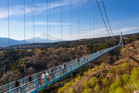 Acryl-Bild 40 x 30 cm: Menschen, die auf der Mishima Skywalk-Brücke mit dem Berg Fuji spazieren gehen, der am fernen, klaren, sonnigen Tag zu sehen ist(127957075)