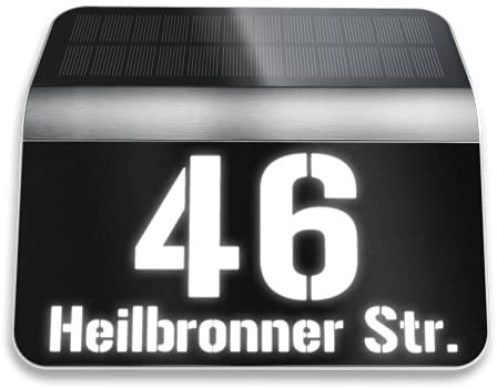 Metzler beleuchtete Hausnummer mit Straßennamen Solar aus Acrylglas in Schwarz - Hausnummernschild beleuchtet mit Wunschtext - LED Beleuchtung mit Dämmerungsschalter - Straßenschild - 22,7 x 24,2 cm