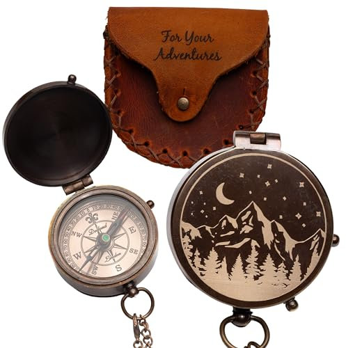 Gravierter Vintage-Kompass Geschenk für Männer - Antik-Messing-Taschenkompass für Männer mit Echtleder-Etui mit Prägung für Ihre Abenteuer - Mond & Sterne oder Straße Design - Geschenk für Vater