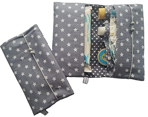 die-kreative-fee Handmade Windeltasche Stoff 4 Fächer Windelorganizer | mit Elastikkordel, geöffnet ca. 33x27 cm, ideal für unterwegs, graue Sterne, Pünktchen, Herzen