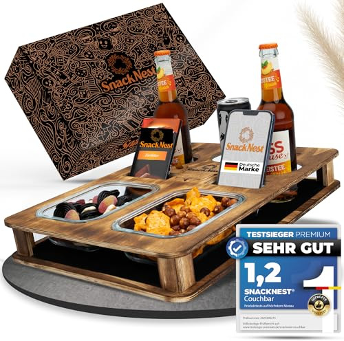 SnackNest Couchbar Snackbox – Premium Holz Serviertablett mit 3 Getränkehaltern & 2 Glas Snackschalen – Premium Couch Organizer & Geschenk zu Vatertag für Männer & Frauen