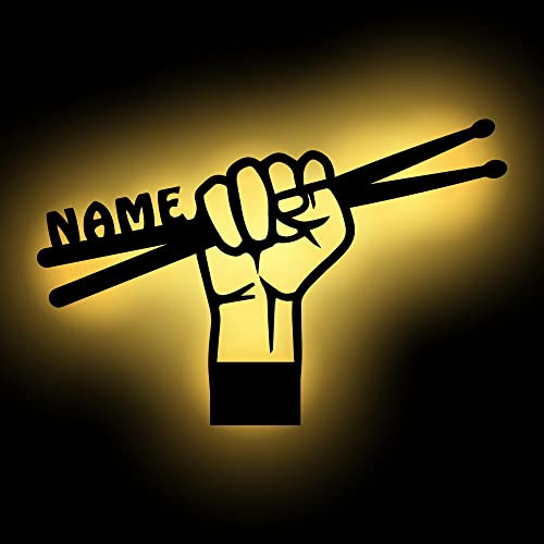Namofactur personalisierte Schlagzeug-Lampe Drum Sticks aus Holz | Mit Wunschname – batteriebetriebene LEDs, zum Aufhängen und optional mit Zugschalter erhältlich