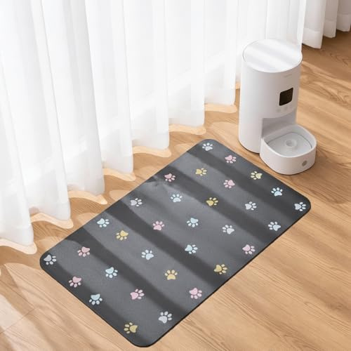 Solday Napfunterlage Futtermatte Hund Katze 60x40 cm XL Rubber-Backed, Grau | Schnell saugfähig, rollbar & zuschneidbar, rutschfeste Gummiunterseite, Pfotendruck-Design, für Futternapf & Futterautomaten