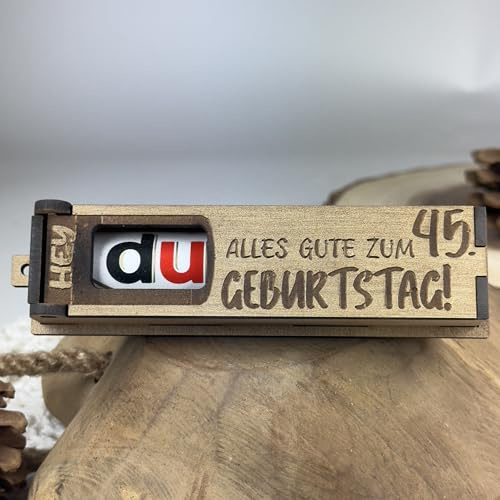 Urhome Geschenkbox Alles Gute zum 45. Geburtstag mit Duplo Schokoriegel - Überraschung Holzbox mit Spruch Gravur inkl. Schokolade Geschenk Riegel - Geburtstagsgeschenk für Erwachsene Mann Frau