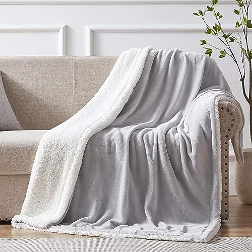 GREATOYAR Manta de Franela y Borreguillo para Cama y Sofá, Manta Borreguillo de Premium Microfiber Polyester, Manta Reversible, Suave y Cómoda, Cálida y Esponjosa, Invierno Otoño, Gris Claro,130X160cm