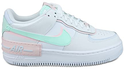 Nike STILE LEGGENDARIO E RAFFINATO. La leggenda continua a risplendere con Nike Air Force 1 ’07, prima edizione dell'icona da basket, che rivisita un classico molto amato con pelle, colori grintos..
