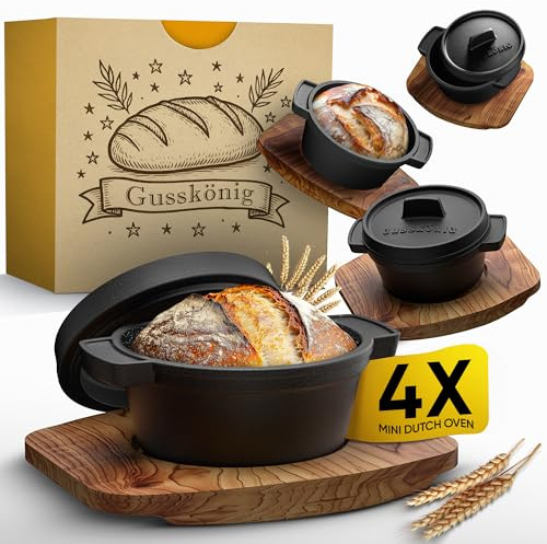 GUSSKÖNIG Mini Gusseisen Brotbackform Set – 4x 300ml Brotbacktopf mit Deckel & Holzuntersetzer – Eingebrannte Mini Dutch Oven zum Brotbacken – Kleine Gusseisentöpfe für Mini-Brote - 30 Jahre Garantie