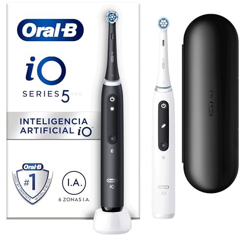 Oral-B Spazzolini Elettrici Ricaricabili iO 5 Bianco e Nero, 2 Spazzolino Elettrico, 2 Testine Oral B Di Ricambio, Custodia Da Viaggio, Confezione Doppia, Pulizia Denti Efficace