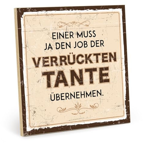 TypeStoff Holzschild mit Spruch – EINER MUSS JA DEN JOB DER VERRÜCKTEN TANTE – im Vintage-Look mit Zitat als Geschenk und Dekoration - HS-00459