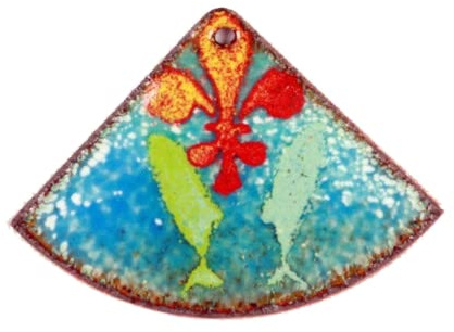 Pendentif fleur de lys sur bleu avec poissons émail sur cuivre