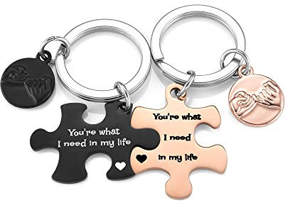 PiercingJak 2PCS Porte-clés Couple Amoureux Amitié Personnalisé Gravé Cœur Need in My Life Pendentif Puzzle Séparable Acier Inoxydable Cadeau Amour Femme Homme Saint-Valentin Anniversaire-Noir+Or