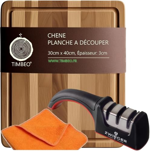 TIMBEO Planche à Découper Chêne | Contient: Aiguiseur de Couteaux (3 Tailles de Lames) | Bois Massif 40 x 30cm, épaisseur 3cm | Ultra Résistant et Stable (3kg) | Fabriqué en UE (Pologne)