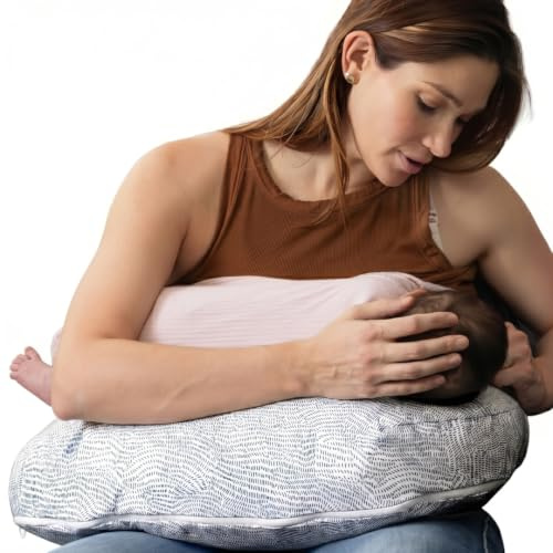 Boppy Cuscino per allattamento, sicuro e verificato, con imbottitura più morbida per un comodo supporto, lavabile in lavatrice e asciugabile in asciugatrice, materiali atossici, corrente blu maculata