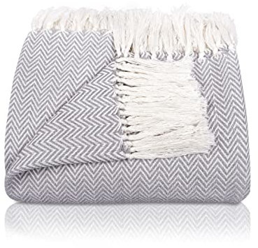 Gräfenstayn Premium Tagesdecke mit Fransen - 100% Baumwolle - 220 x 240 cm XXL - Fischgrätenmuster Sommerdecke - Baumwolldecke als Bett-Überwurf, Couch-Überwurf, Sofa-Decke (Grau)