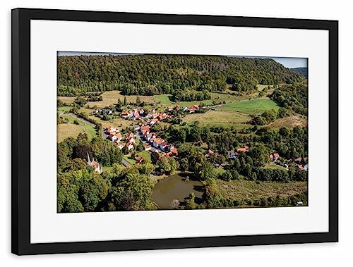 artboxONE Poster mit Rahmen schwarz 45x30 cm Das Dorf Holzhausen von Die Welt Tanzt Farben - gerahmtes Poster