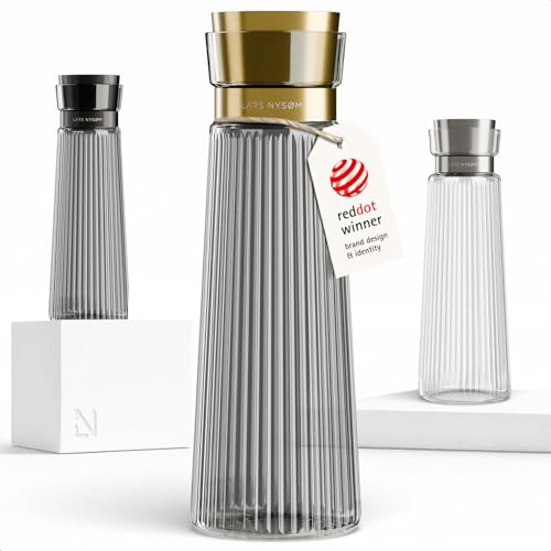 LARS NYSØM Vattenkaraff 1l med Integrerad Sil i Rostfritt Stål | Elegant Glaskaraff & Kanna för Juice, Lemonad | Modern Räfflad Vattenkanna för Vardag & Gäster (Graphite/Gold, 1000ml)