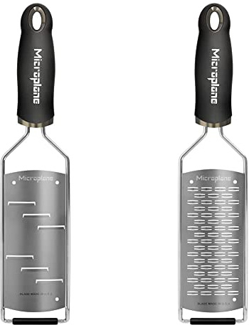 Microplane Große Raspel Küchenreibe für Hartkäse, Schokolade und Trüffel in Schwarz mit Edelstahlklingen & 2-Wege-Schneide Küchenreibe für Hartkäse, Apfel, Karotte, Zucchini und Schokolade