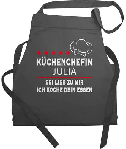 Geschenk mit Namen personalisiert by Shirtracer - Schürze - Kochschürze Damen Frauen - Küchenchefin mit Name | Sei lieb zu mir ich koche dein Essen | Chefköchin