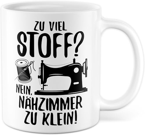 Näherin Tasse mit Spruch - Zu viel Stoff? Nein, Nähzimmer zu klein! - Kaffeetasse aus Keramik 330ml - Schneiderin Nähmaschine Nähen Hobby Geschenkidee Kaffee-Becher