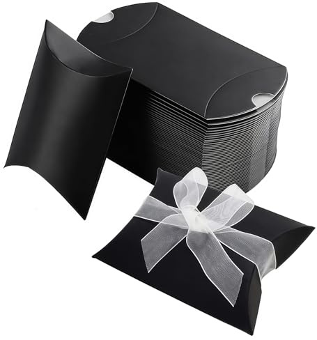 50pcs schwarze Kissen Geschenkboxen 9x6.5x2.4cm gefaltete Größe Papier Süßigkeiten behandeln Boxen mit Band für Hochzeit Geburtstagsfeier Gunsten Schmuck und kleine Geschenkverpackung