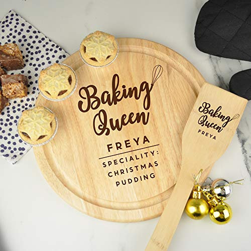 eBuyGB Personalised Baking Set, Baking Queen Cake Stand & Wooden Spatula, Round Chopping/Cutting Board, Fun Baking Gift, Cooking, Kitchen Gifts for Her, Women