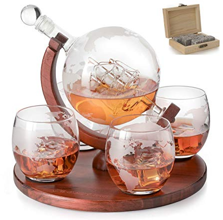 Carafe à whisky gravée du monde – Coffret cadeau pour whisky The Wine Savant Carafe globe 750 ml avec bateau antique, pierres à whisky et 4 verres carte du monde de 283,5 g, excellent cadeau